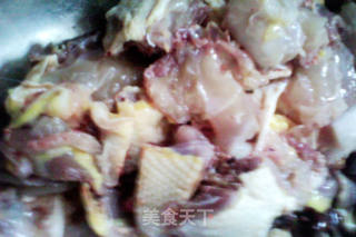 红枣莲子炖鸡汤的做法步骤：2