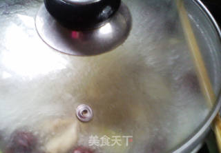 红枣莲子炖鸡汤的做法步骤：7