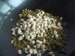 酸豇豆炒肉丁的做法步骤：6