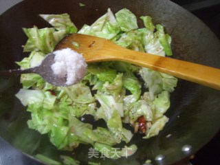 夏日清爽素菜—爆炒酸辣圆白菜的做法步骤：4