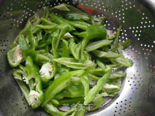 夏日消暑小菜——青椒皮蛋的做法步骤：1