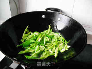 夏日消暑小菜——青椒皮蛋的做法步骤：4