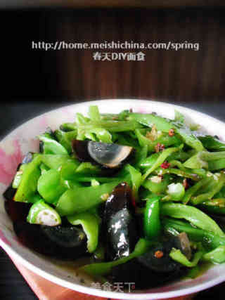 夏日消暑小菜——青椒皮蛋的做法步骤：6