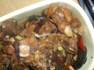 电饭煲做红烧排骨的做法步骤：1