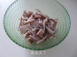 小朋友的最爱——孜然鱿鱼的做法步骤：2
