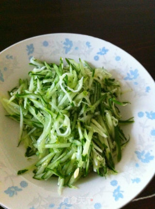 豆皮香肠卷的做法步骤：3