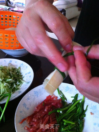 豆皮香肠卷的做法步骤：5