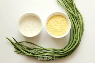 【夏日健脾私房菜】玉米面蒸豇豆的做法步骤：1