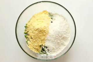【夏日健脾私房菜】玉米面蒸豇豆的做法步骤：4