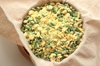 【夏日健脾私房菜】玉米面蒸豇豆的做法步骤：7