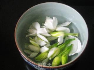 栀子花枸杞小米粥的做法步骤：3