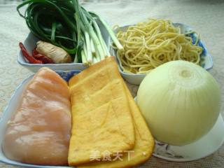 鸡肉炒黄面—新疆味道的做法步骤：1