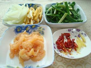 鸡肉炒黄面—新疆味道的做法步骤：2