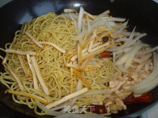 鸡肉炒黄面—新疆味道的做法步骤：4