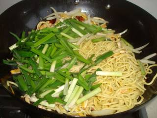 鸡肉炒黄面—新疆味道的做法步骤：5