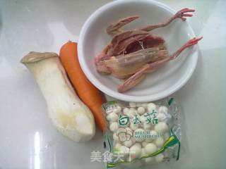 清爽乳鸽汤的做法步骤：1