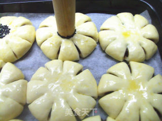 豆沙花朵面包的做法步骤：10