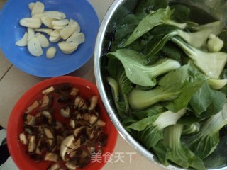 香菇扒上海青的做法步骤：1