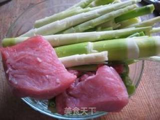 省油版油焖笋的做法步骤：1