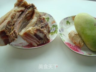 香味浓郁的青萝卜炖腊肉的做法步骤：1