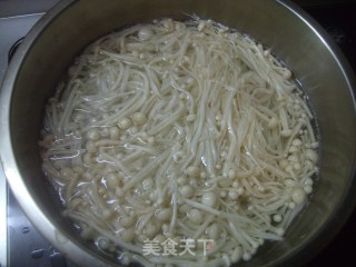 香辣凉拌金针菇的做法步骤：3