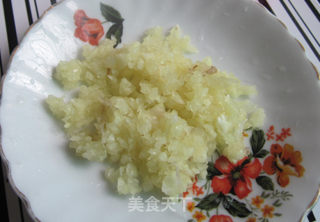 蒜米剁椒拌小河鱼的做法步骤：2