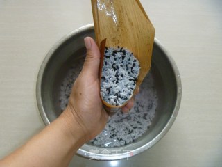 黑香糯米粽的做法步骤：5