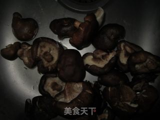 香菇肉丝饭，再搁上俩鸡蛋，鲜美啊的做法步骤：3