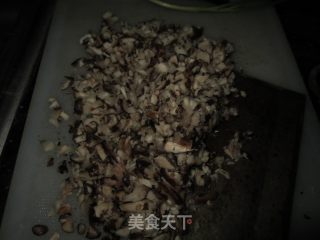 香菇肉丝饭，再搁上俩鸡蛋，鲜美啊的做法步骤：4