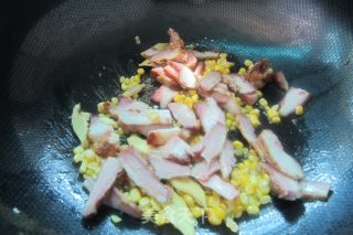 甜玉米炒腊肉的做法步骤：4