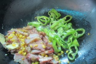 甜玉米炒腊肉的做法步骤：5