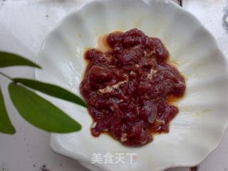 小色板—彩椒百合炒牛肉的做法步骤：1