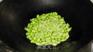 毛豆烧咸鱼的做法步骤：2