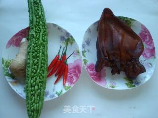 苦瓜炒腊猪耳朵的做法步骤：1