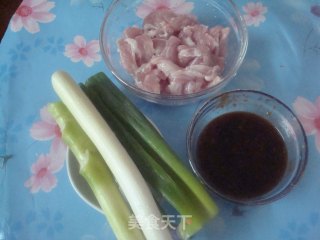 京葱炒猪脖肉的做法步骤：1