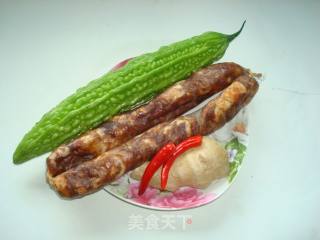 苦瓜炒腊肠的做法步骤：1