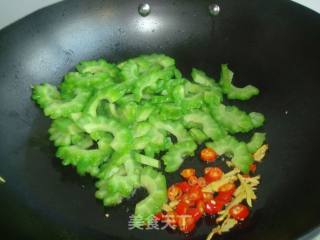 苦瓜炒腊肠的做法步骤：7