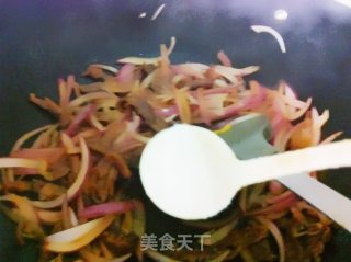 超级下饭菜——洋葱煸腊肠的做法步骤：5