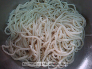 夏至凉面（西兰花胡萝卜丝黄瓜丝冷面）的做法步骤：1