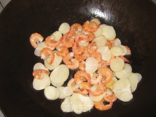 蒜子煎虾的做法步骤：3
