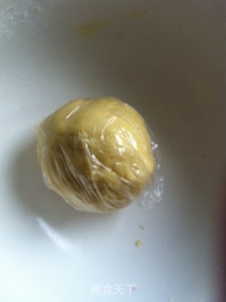 爱不释手的酥皮点心----蛋黄酥的做法步骤：2