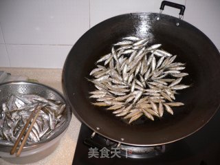 香煎小河鱼的做法步骤：4