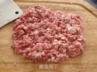 芹菜猪肉鲜虾水饺的做法步骤：1