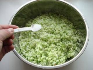 萝卜虾皮鸡蛋水饺的做法步骤：3