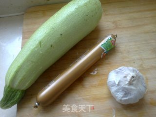 西葫芦炒香肠的做法步骤：1