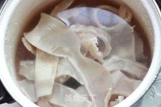 夏季爽口荤菜-----肘子皮冻的做法步骤：2