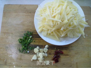 酸辣土豆丝的做法步骤：1