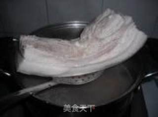 五香扣肉的做法步骤：1