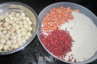 端午节吃粽子------今天包了花生莲子肉粽的做法步骤：1