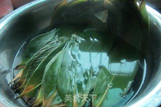 端午节吃粽子------今天包了花生莲子肉粽的做法步骤：2